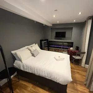 Cosy Double Bed With Fire Place Edinburgh